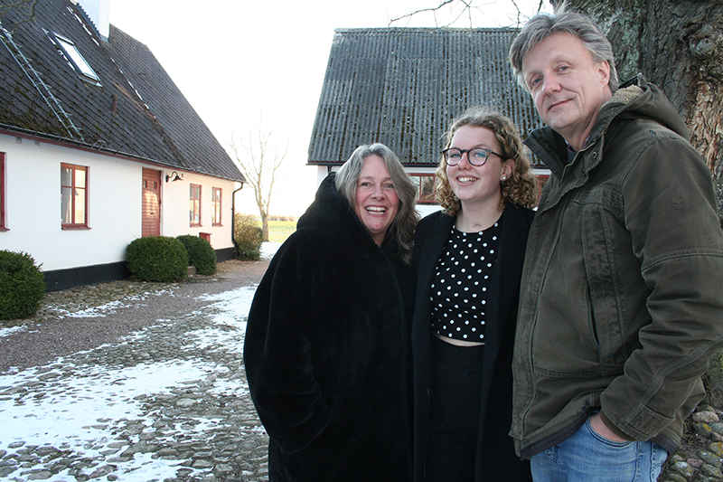 Lina Plantin får Axel Lyons stipendium. Här med sina föräldrar Ingrid och Lars.